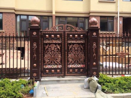 鋁藝大門定做時應(yīng)考慮的4方面問題