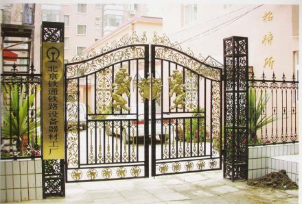 北京鐵藝大門擁有實(shí)用性和裝飾性