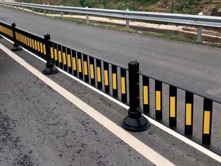 交通護欄的種類及各分類的規模，要求和用途有