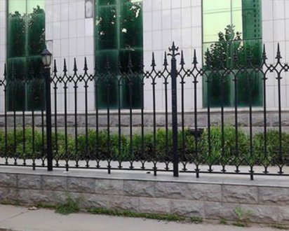 安誠護欄為您提供優(yōu)質的鐵藝護欄及定做價格